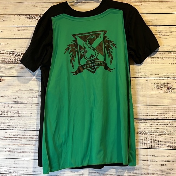 Harry Potter Slytherin Tshirt with Detachable Cape Size L - Picture 3 of 7